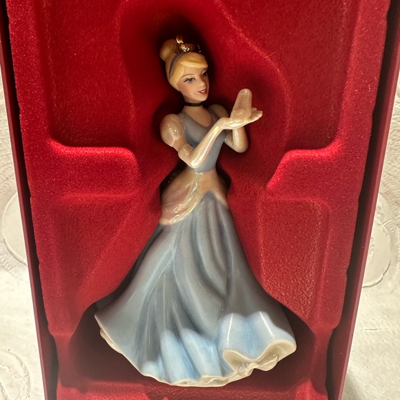 Lenox Cinderella Figurine Ornament with the lost slipper - Picture 2 of 3